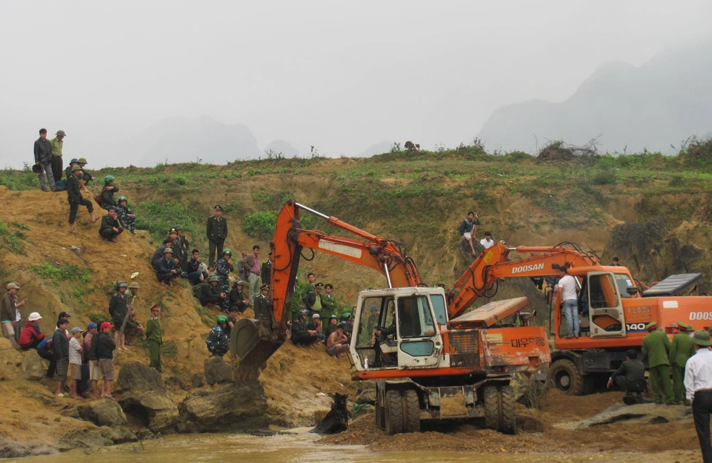 Vụ trục vớt gỗ sưa: Gỗ hàng chục tỉ vẫn kẹt trong hang đá ảnh 3